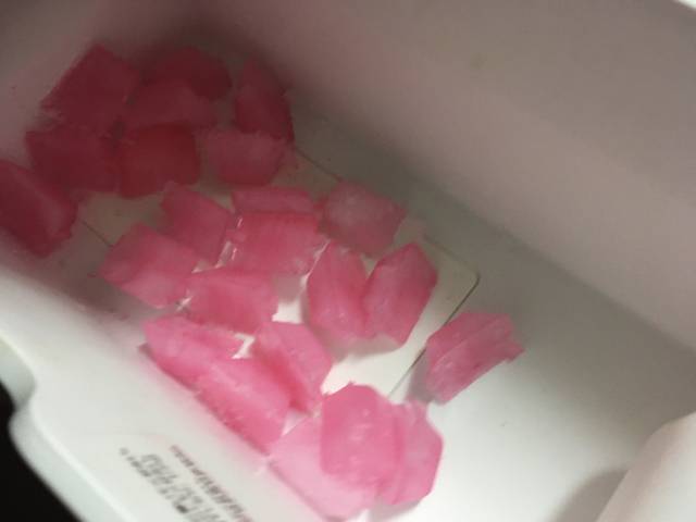 可愛いピンクの氷が出てきますが、食べられません。