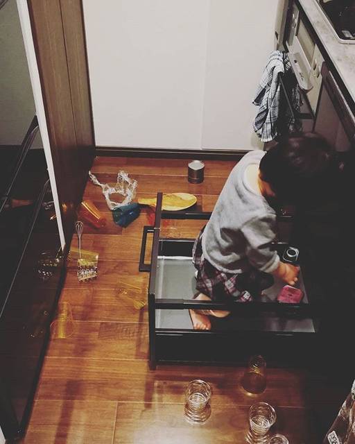 Mishima Mayu on Instagram: “気づいたらこんな状態で😂 もはや手に負えない事が増えてきた😵 キッチンでコンロはつけると消すし 引き出しから物は出すし、冷蔵庫や扉は開けると一目散に寄ってくるし、抱っこをせがんで 泣いてまとわりついてくるし、おんぶ紐は手を伸ばして危ないし料理や後片付けができません😂…” (197658)