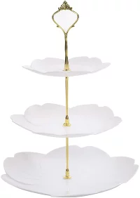 白いお皿と金色の柱の組み合わせが優雅な、シンプルでスタ...